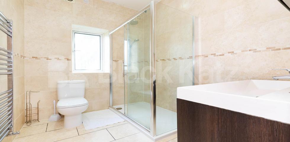 			4 BED GARDEN FLAT, 4 Bedroom, 1 bath, 1 reception Flat			 Digby Cresent, Finsbury park / Arsenal